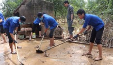 150 Sinh viên Nghệ An hỗ trợ nhân dân Hà Tĩnh khắc phục hậu quả sau mưa lũ