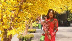 Người dân TPHCM xúng xính xuống phố du xuân sớm