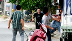Mâu thuẫn do nẹt pô xe, chém 3 người bị thương nặng