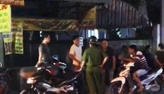 Cha chốt cửa phòng cùng hai con, phóng hoả