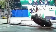 Ôtô bị lật ngửa sau khi vướng dây cáp