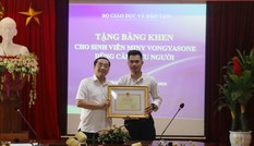 Bộ trưởng Bộ GD&ĐT tặng bằng khen cho sinh viên Lào dũng cảm cứu người