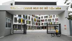 Hai mẹ con đến điểm thi muộn: Con khóc nức nở, mẹ đứng nhìn vô vọng