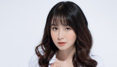 “Hot girl báo chí“: Nghệ thuật nằm bên tay trái