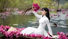 Nàng thơ 9X ‘gieo thương nhớ’ với nét đẹp dịu dàng bên hoa súng