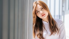 Nữ sinh trường Đại học Xây dựng đẹp thuần khiết với tà áo dài trắng