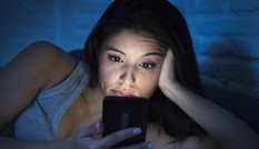“Mê mẩn” với các thiết bị kỹ thuật số hại mắt, giấc ngủ, cổ, vai, gáy như thế nào?