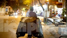 Người lao động nghèo mưu sinh trong đêm đông rét buốt ở Hà Nội