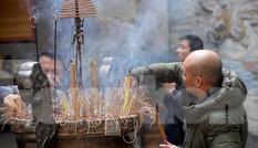 Nhiều người Hà Nội tranh thủ nghỉ trưa đi lễ 'Tứ trấn' ngày mùng 1 cuối cùng của năm
