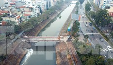 Bên trong rào chắn công trình thi công mở rộng cầu Yên Hòa bắc qua sông Tô Lịch.