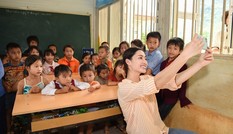 Hoa hậu Lương Thùy Linh giúp trẻ em Lũng Lìu xây ước mơ từ con đường trên núi