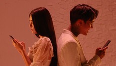 Phim “Tiệc trăng máu” tung MV nhạc phim cũng phơi bày những giả dối sau chiếc điện thoại