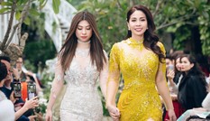 Sau hơn 10 năm xa cách, Lý Hương và con gái đã được nắm tay nhau trên sàn catwalk