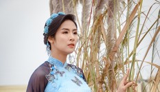 Thiết kế áo dài từ lâu nhưng mãi bây giờ, Ngọc Hân mới mời được người đặc biệt này tới xem