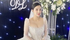 Không chỉ chi mạnh tiền, cầu thủ Bùi Tiến Dũng còn lên ý tưởng thiết kế váy cưới tặng vợ