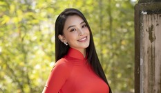 Chưa bao giờ Hoa hậu Tiểu Vy dịu dàng e ấp đến thế trong tà áo dài chúc Tết