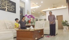 Bắt mẹ chồng ăn cơm chó, cô con dâu nhận cái kết “quả báo“