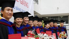 Siết chặt đầu ra đối với thạc sĩ, tiến sĩ