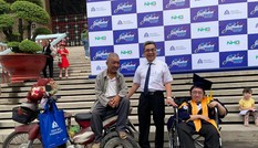 Tấm bằng tốt nghiệp đại học của cha và con