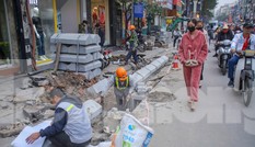 Việc cải tạo, lát đá vỉa hè phố Khâm Thiên kéo dài trong 4 tháng