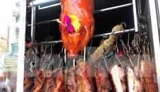 Khách chen lấn chờ mua, cửa hàng heo quay TPHCM 'hốt bạc' ngày Vía Thần Tài