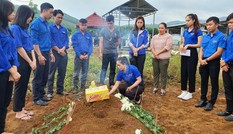 Hỗ trợ gia đình phó bí thư Đoàn xã bị vùi lấp khi đi hỗ trợ dân sơ tán tránh bão lũ