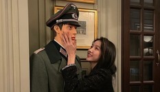 Sowon (GFriend) gây “phốt” khi tạo dáng bên ma-nơ-canh mặc trang phục của Đức Quốc Xã
