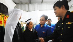 T.Ư Đoàn hỗ trợ bà con vùng lũ tại Quân khu 4