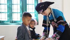 Thầy, cô bám bản dạy chữ ở nơi mà nước sinh hoạt quý như vàng