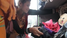 Mang bao tải đi nhận quần áo 0 đồng trong ngày Hà Nội giá rét