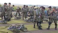 Lực lượng chống khủng bố nhảy dù đổ bộ đường không
