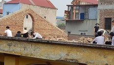 Điểm nhấn giáo dục: Phạt học sinh đẽo gạch trên mái nhà giữa trời nắng nóng