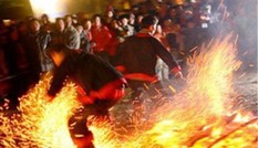 Tục nhảy vào lửa đầu năm mới của dân tộc nào?
