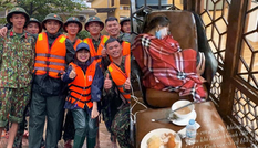 Hòa Minzy thức trắng cứu trợ miền Trung, chia sẻ lý do không kêu gọi quyên góp