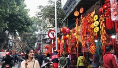 Đến hẹn lại lên, người dân chen chân ở phố Hàng Mã sắm Tết