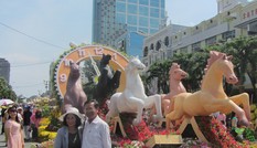 Người dân đổ xô chụp ảnh bên đường hoa mùng 1 Tết