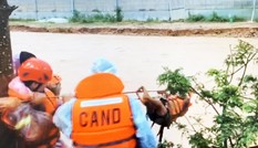 Băng qua nước xiết giải cứu gần trăm người dân bị cô lập