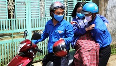 50 chàng trai đội xe tình nguyện đưa đón miễn phí các thí sinh