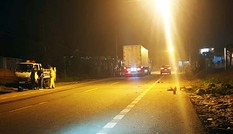 Ô tô kéo lê xe đạp điện trên quốc lộ, nam sinh tử vong