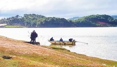 Du khách không mặc áo phao, mạo hiểm tính mạng trên hồ Đan Kia - Suối Vàng
