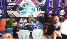 Bắt quả tang 24 dân chơi ‘bay lắc’ điên cuồng tại quán karaoke