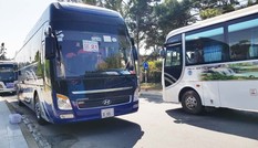 Xe khách biển số Lào, Campuchia hoạt động rầm rộ ở Lâm Đồng