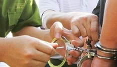 Bắt quả tang chấp hành viên nhận tiền ‘chạy án’