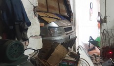 Liên tiếp 2 vụ ô tô mất lái trôi tự do tông sập nhà