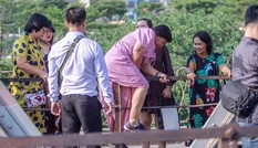 Đóng cửa phố đường tàu, khách Tây 'dạt' ra cầu Long Biên
