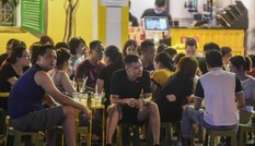 Vườn hoa tràn lan trà đá, quán xá phớt lờ cự ly
