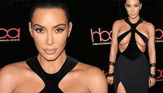 Choáng váng với váy cắt xẻ, khoe ngực quá đà của Kim Kardashian