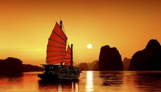 Quảng Ninh mở lại đường bay Vân Đồn, cho phép ngủ đêm trên vịnh Hạ Long