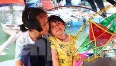 Trung thu của những đứa trẻ xóm chài trên vịnh Hạ Long