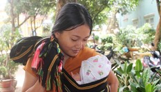 Gia Lai: Thí sinh 19 tuổi địu con trai đi thi